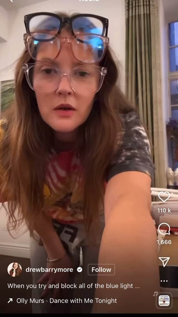 オリー・マーズのインスタグラム：「This is so cool 😵🤩 @drewbarrymore dancing to my song 🙌🏻」