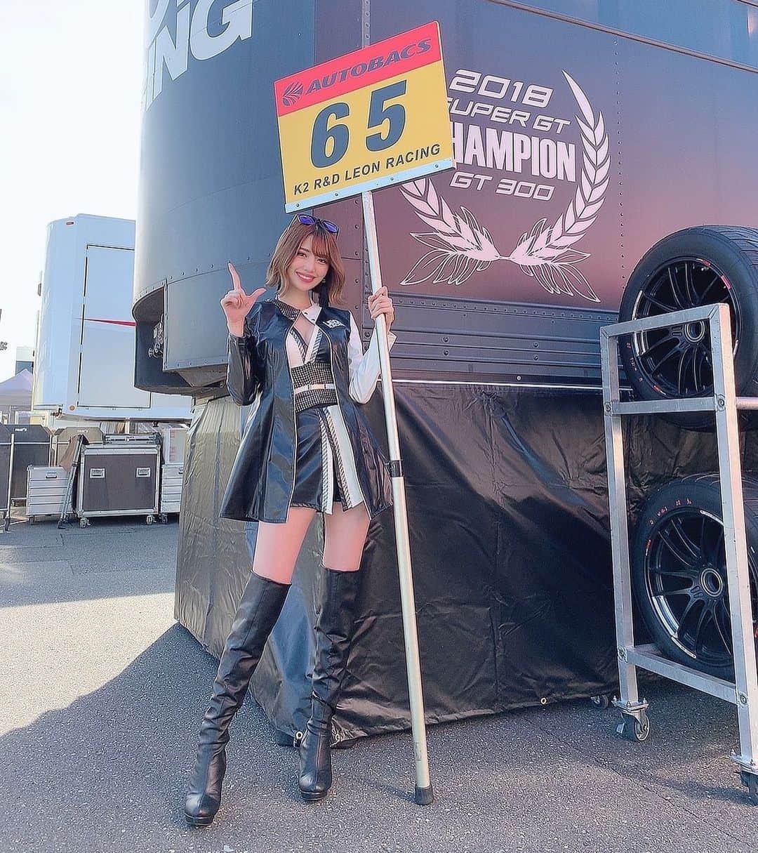 SHINTANITOUKOのインスタグラム：「明日はいよいよ最終戦富士！！ かっこよくて強くて大好きな LEONRACEING、そして 大好きなメンバーと最後だと思うと 寂しいけど、最後も全力で応援します！  ほんと大好きなチーム🖤 みんなもLEONRACEINGの 熱い応援をよろしくね🥰  #supergt #sgt #gt300 #65 #かっこいい #leonracing #leonracinglady #サーキット #レース #race #レースクイーン #racequeen#コスチューム#sexy #最終戦」