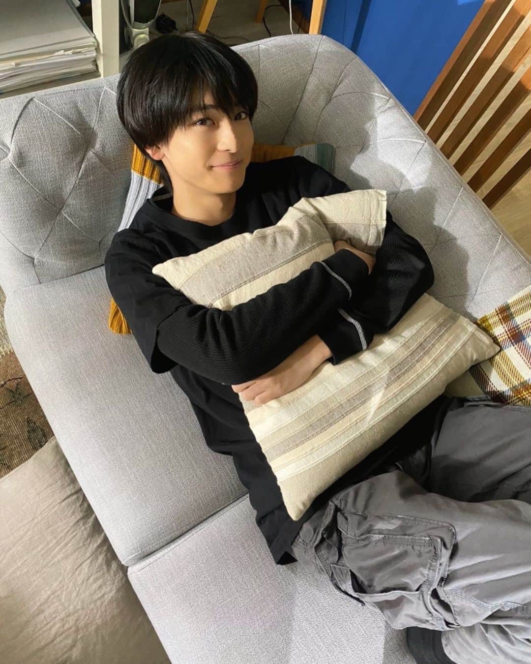 最愛のインスタグラム：「第7話まであと5時間‼︎  小さくてあんなに可愛かった優くんが… ソファに収まらないくらい大きくなりました😆 優くんのベッドも買わなくちゃ、、、  #最愛ドラマ #tbs #高橋文哉 #第7話今夜10時」