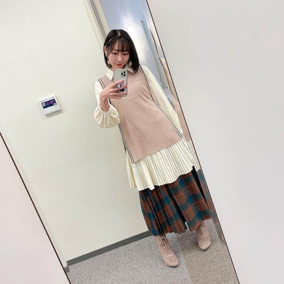 須田亜香里さんのインスタグラム写真 - (須田亜香里Instagram)「昨日と今日、二日間の衣装が秋チェックで可愛かった🧡 もう明日から一気に冬になるそうなので皆様温かくしてね🐤 #バイキングmore #ドデスカ #須田亜香里衣装 #秋チェック #セットアップ @daksjapan   今夜はFMAICHI20:30〜 #アストレ 放送日！」11月26日 17時48分 - akarisuda