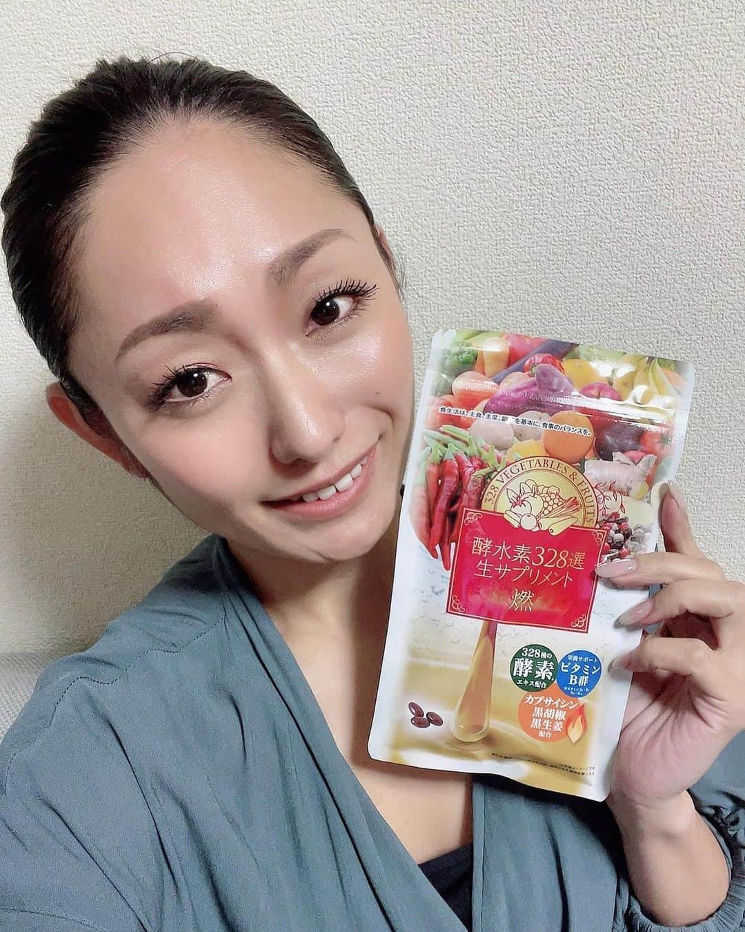 安藤美姫さんのインスタグラム写真 - (安藤美姫Instagram)「皆さんこんにちは😄 最近寒くなってきましたね🥶💦 そんな季節になってきたタイミングで 日頃お世話になっている   “🔥酵水素328選生サプリメント燃🔥”   今月分がつい先日届きました✨😋 カプサイシンや黒ショウガ・黒コショウに加えて 3年も熟成発酵した328種の植物発酵エキスやビタミンB群なども入っているのでお気に入りです🙏💕 まだちょっと早いですが年末年始に向けて食べる量も増えがちになるので　しっかり運動も取り入れて体型を維持していきたいと思います💪😊     #酵水素328選 #こうすいそ #酵素 #美容  #ダイエット #生サプリ #生サプリメント燃 #PR #安藤美姫 #mikiando」11月26日 18時04分 - miki_m_ando0403