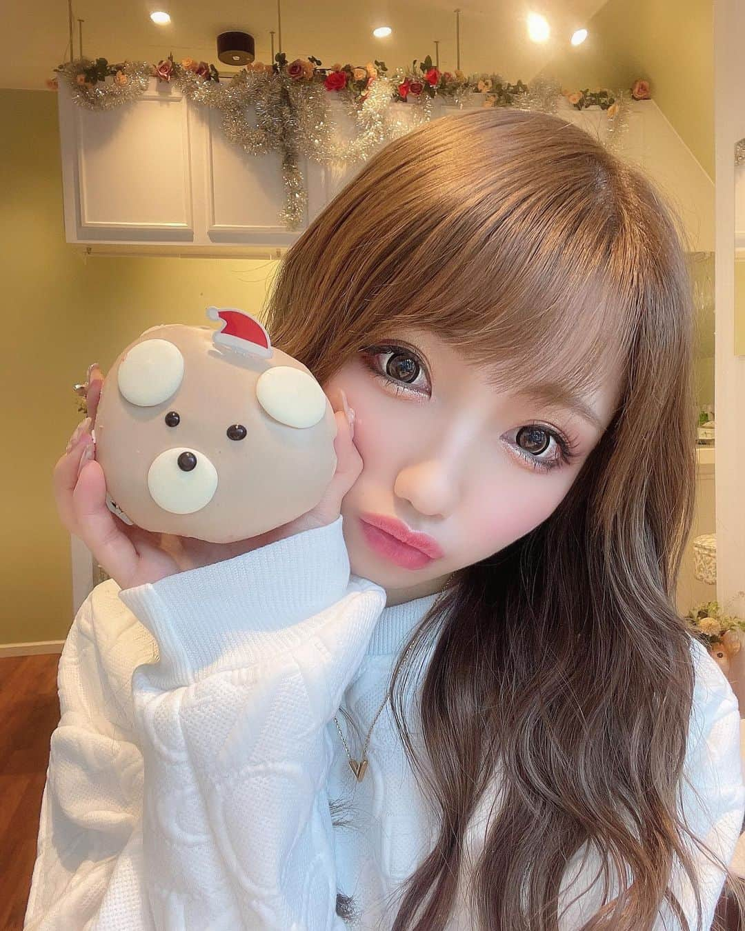 まゆぴちゅーさんのインスタグラム写真 - (まゆぴちゅーInstagram)「11/24から期間限定販売の クリスピークリームドーナツ🍩 @krispykremejapan  の“ホリデーシーズン限定ドーナツ”🎅🎄❤️  ひなた @saharahinata が持ってて可愛すぎて 写真撮らせてもらっちゃった☺️☺️❤︎  私が手に持ってるのは“ミルクティーホワイトベア🐻‍❄️” ってやつで、んもぉぉお可愛すぎて食べるの もったいなくなるやつだった🥺🥺💓💓💓  他にも、  “ホワイトストロベリーサンタ” “チョコレートスノーマン” “ホワイトチョコクリームホリデーリース”  がはいってるBOXの写真もみてみてね🎅🎄❤️！！  みんなもこの冬 @krispykremejapan でドーナツ 買ってクリスマス気分を味わお〜うっ💝🍩♪ . . . #クリスピークリームドーナツ #krispykremedoughnuts #クリスピードーナツ #krispykreme #ドーナツ #ホリデーシーズン限定 #クリスマス限定 #ドーナツ屋さん #渋谷カフェ #池尻大橋カフェ #中目黒カフェ #表参道カフェ #スイーツ女子」11月26日 18時14分 - mayu_03pichu