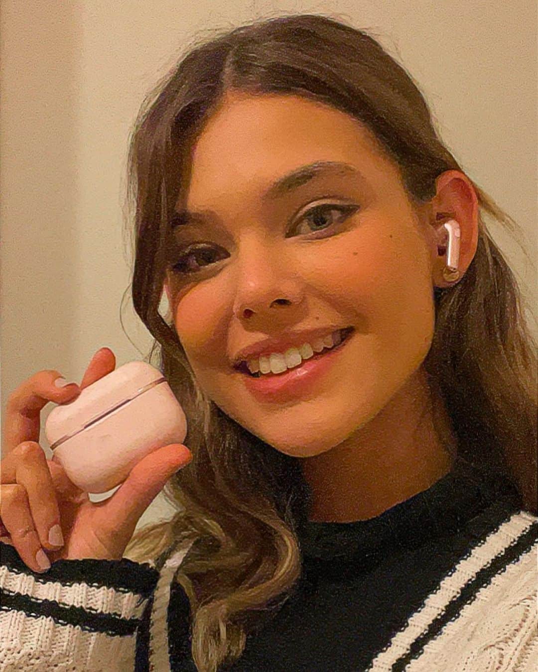Laneya Graceのインスタグラム：「Since I am so thankful for my followers, I have partnered with @happyplugs to give you and extra 15% off your purchase if you use my promo code HAPPYLANEYA15 on top of their 33% off black Friday sale. #ad」