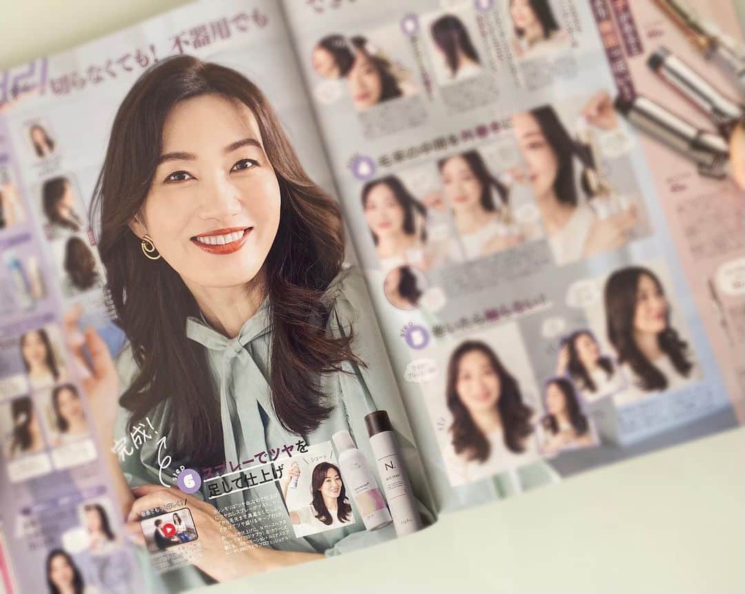 梅本理恵さんのインスタグラム写真 - (梅本理恵Instagram)「美ST 1月号 発売中♡ COVERは黒木瞳さん✨ ⁡ 自分でできる「韓国っぽい髪」 女神の髪 ヨシンモリでアンチエイジング の企画ページに出させていただいています♡ ⁡ ヨシンモリ、て？？ 韓国語で ヨシン＝女神 モリ＝髪 なんだそう。 わぁぁ…☺︎🤍 ⁡ 今、若いみなさんに人気の韓国ヘアスタイル🤍 コテで巻いて作るんです! ⁡ くびれシルエットで小顔効果♡ 厚めの毛先とトップのボリューム♡ もしかすると私たち世代にこそ ピッタリなのかも🤍 ⁡ 巻き髪の神様と呼ばれる 間嶋崇裕さんによるhow-to。 @takahiro_0217  とってもわかりやすいから 「ヨシンモリ」が、 私もできました🤍 誌面を見ながら みなさんもぜひチャレンジ してみてくださいね♡ 永久保存版です☺︎!! ⁡ ⁡ ⁡ ⁡ ⁡ #美ST#美スト#1月号#最新号#美容バイブル#誌面#韓国ヘア#韓国巻き#ヨシンモリ#女神髪#美ST世代#アラフォー#アラフィフ#美容#美活#エイジングケア#美は一日にしてならず#美しい人#美魔女#美魔女コンテスト#美魔女コンテストファイナリスト#美魔女コンテスト2021#はんなり美魔女#梅本理恵#team美魔女9期生#今日も感謝#いつもありがとうございます ✨」11月26日 9時49分 - rie___12ki