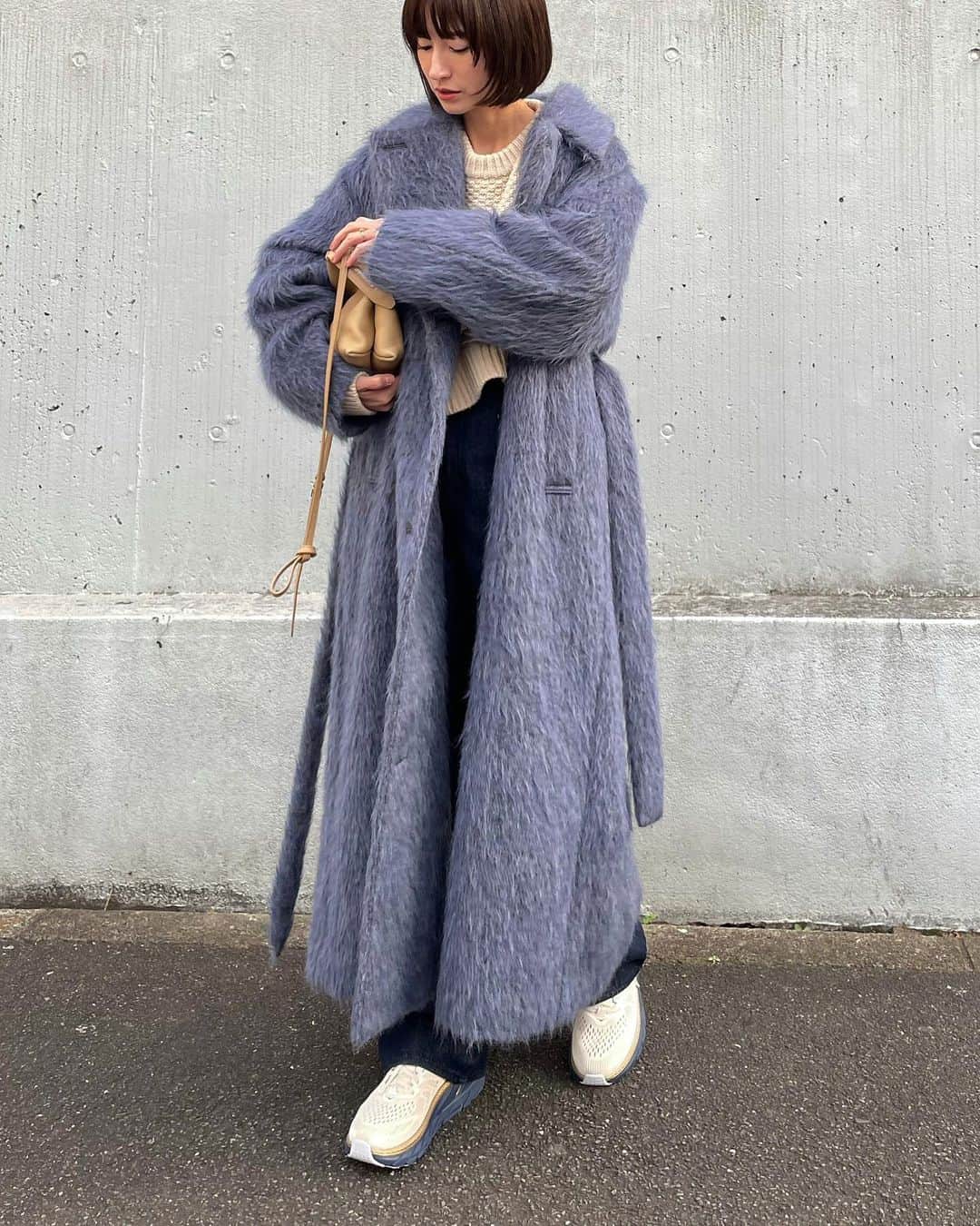 松本恵奈さんのインスタグラム写真 - (松本恵奈Instagram)「おはようございます♡今日はインスタライブでも大人気のこのイタリアシャギーのコートが発売します♡ ブルーもベージュもどちらも本当に可愛い☺️❤️ シャギーの生地感も日本にはない独特な色味で、着ているだけでぱっと目を引く一枚です⚪️ 個人的にはやっぱりこの特徴的なブルーを是非着て欲しいのですが、もちろんベージュも独特な可愛さがあるのでどちらもオススメです😊 是非、お楽しみにっ！ 中に着ているショートニットも本日発売だよ◎ #clane #outer #本日発売 #coordinate #blue #knit」11月26日 10時07分 - ena1123