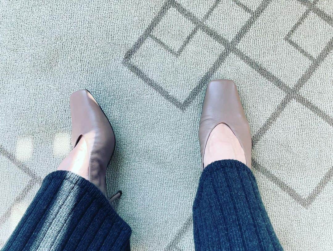 大草直子さんのインスタグラム写真 - (大草直子Instagram)「おはよう！　天気が良くて✨気持ち良いねー。今日も明日も、クローズドのイベントです。色々制限はあるとはいえ、会える、繋がれる幸せ。嬉しい。今日も好きな服👖着て、最近お気に入りの靴👠を履いて、ワクワクと💙❤️ @amarc_official  #stateofmind #tiffany #aton #vermeilpariena  #alaia #ふわふわ軽いニットは #どんな時も私を幸せに #少し太めの眉が気分 #自分では描けないが #みなさま素敵な週末を」11月26日 10時08分 - naokookusa