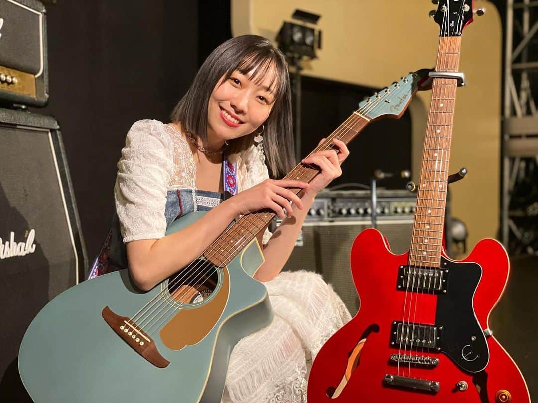 須田亜香里さんのインスタグラム写真 - (須田亜香里Instagram)「Akari Suda sing with the guitar ～ 花車と六弦琴 ～ 11月22日 @ duo music exchange  会場で、生で見届けてくださった皆様 ありがとうございました！ 実は自前のアコースティックギター以外にも エレキギターも使って 全8曲+2曲を歌いました🎸  恋を語る詩人になれなくて 万華鏡 抱きしめちゃいけない 今の私じゃダメなんだ さくらんぼ（大塚愛さん） キンモクセイ この涙を君に捧ぐ おまけ①ソーユートコあるよね おまけ②君の好きなうた（UVERworld） ラムネの飲み方  見逃し配信のご購入は「11/26(金)15:00」まで！ 一度購入すると今夜から何度でも観られます✨ぜひ💓  撮影OKタイムでファンの方が撮ってくれた写真どれも素敵なのでまたお裾分け更新します！  #花車と六弦琴 #ギター #fender #epiphone」11月26日 10時27分 - akarisuda
