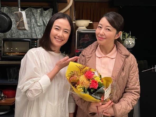 のインスタグラム：「ドラマ「スナックキズツキ」 第8話 今夜0:12から どうぞお楽しみに♪  今宵は南さんと地団駄踏むのさ（╹◡╹）  #堀内敬子 さん #スナックキズツキ #益田ミリ #テレビ東京」