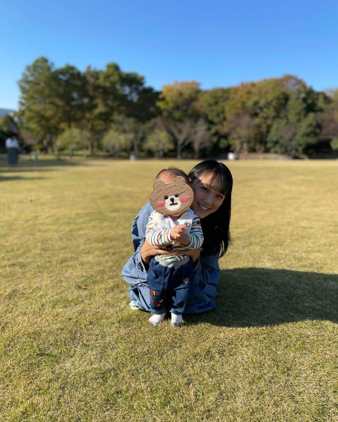 竹内由恵さんのインスタグラム写真 - (竹内由恵Instagram)「天気の良い週末は、大体家族で公園に行ってます。紅葉が美しい季節🍁いつまで楽しめるかな。  #静岡での生活 #公園人いない🤣#あんよしまくり」11月26日 10時47分 - yoshie0takeuchi