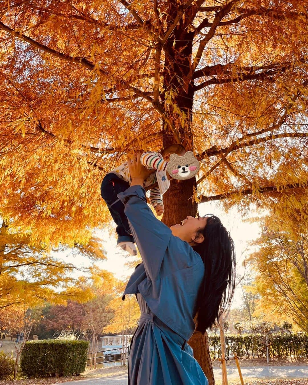 竹内由恵さんのインスタグラム写真 - (竹内由恵Instagram)「天気の良い週末は、大体家族で公園に行ってます。紅葉が美しい季節🍁いつまで楽しめるかな。  #静岡での生活 #公園人いない🤣#あんよしまくり」11月26日 10時47分 - yoshie0takeuchi