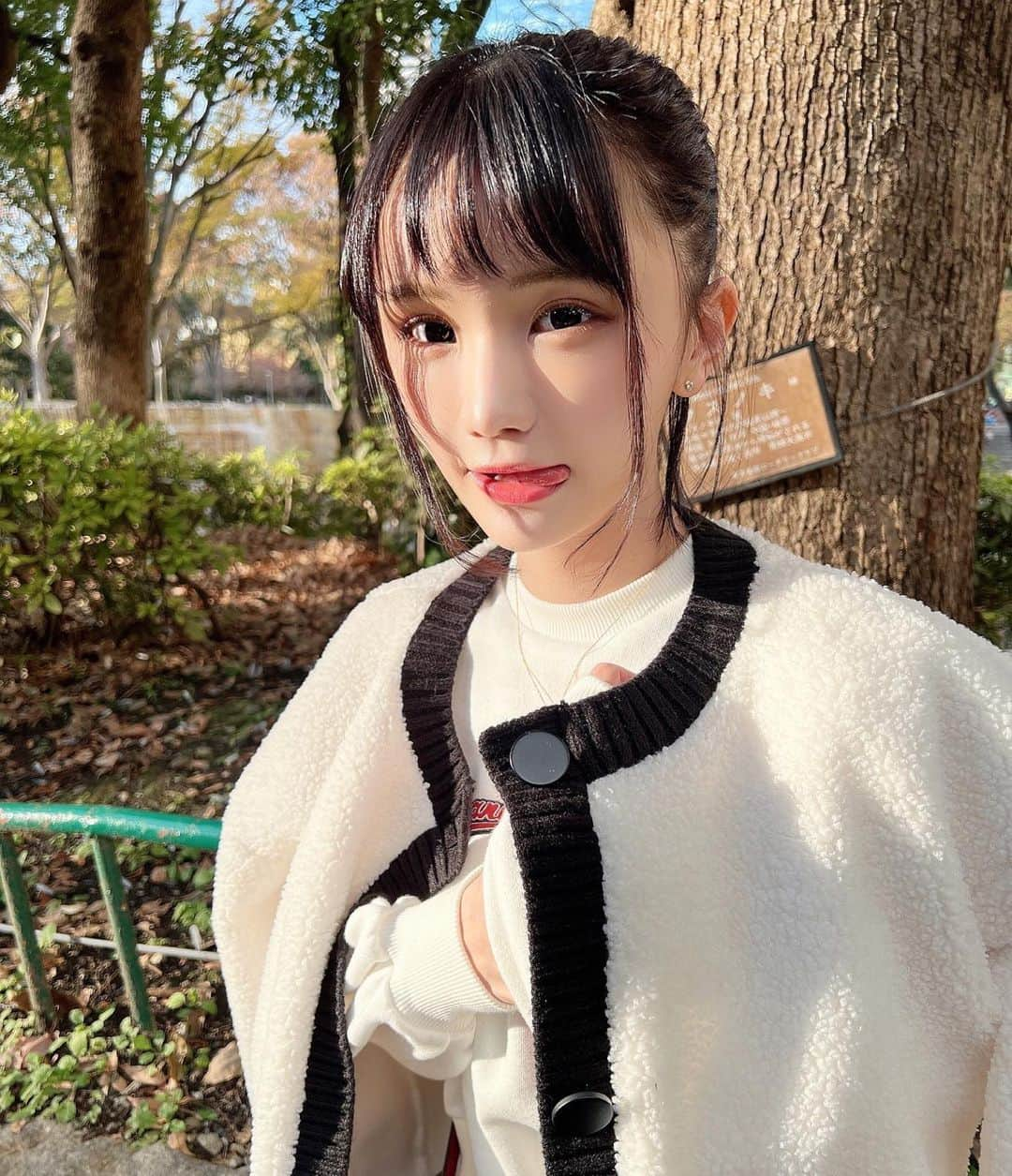 みもれもんさんのインスタグラム写真 - (みもれもんInstagram)「In Japan, the leaves turn yellow and orange, and the scenery is completely autumn 🍄🍁 ・ ・ こんにちは〜🍋🌰 今日、11月26日は"良い風呂の日" みたいですょぉ〜⸜( ◜࿁◝ )⸝︎︎♨️🤍 私は温泉もおうちで湯船に浸かるのも どっちも好きなんだけど∩^ω^∩🎵 みんなは、湯船には浸かる派ですかー？ それともシャワー派ですか？🛀👀 金曜日ファイトやで⊂( ・ ̫・ )⊃三 ・ ・  #Mimolemon #Japanesegirl #japan #asiangirl #otaku #黒髪 #ボブ #日本女孩」11月26日 10時58分 - mimore_mon0929