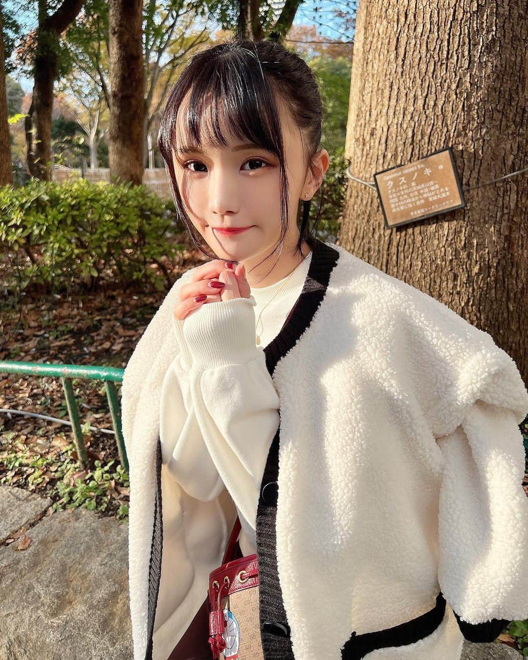 みもれもんさんのインスタグラム写真 - (みもれもんInstagram)「In Japan, the leaves turn yellow and orange, and the scenery is completely autumn 🍄🍁 ・ ・ こんにちは〜🍋🌰 今日、11月26日は"良い風呂の日" みたいですょぉ〜⸜( ◜࿁◝ )⸝︎︎♨️🤍 私は温泉もおうちで湯船に浸かるのも どっちも好きなんだけど∩^ω^∩🎵 みんなは、湯船には浸かる派ですかー？ それともシャワー派ですか？🛀👀 金曜日ファイトやで⊂( ・ ̫・ )⊃三 ・ ・  #Mimolemon #Japanesegirl #japan #asiangirl #otaku #黒髪 #ボブ #日本女孩」11月26日 10時58分 - mimore_mon0929