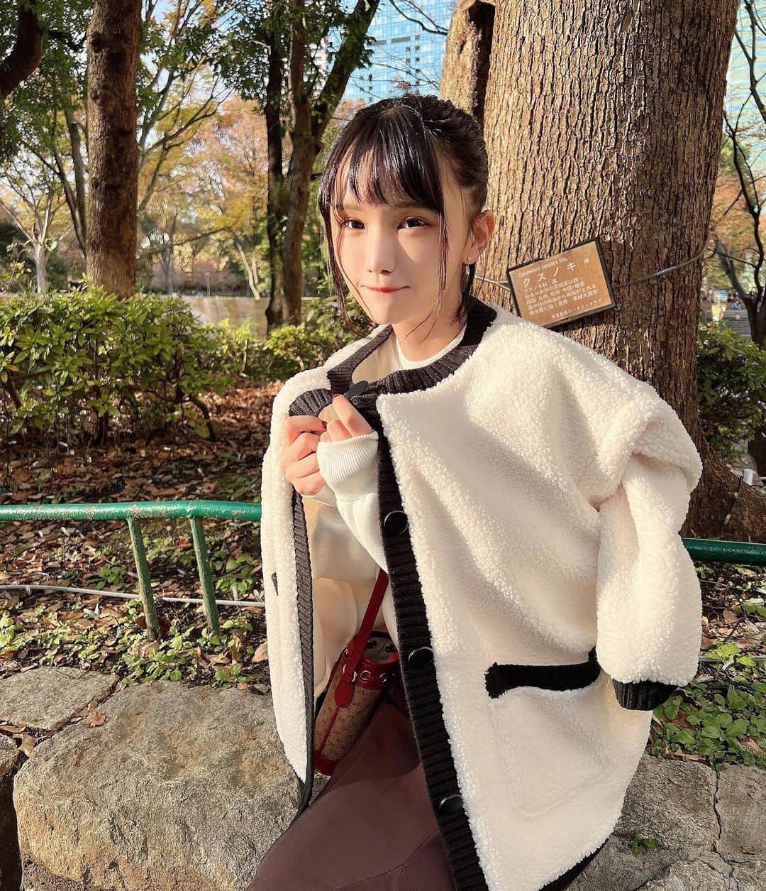 みもれもんさんのインスタグラム写真 - (みもれもんInstagram)「In Japan, the leaves turn yellow and orange, and the scenery is completely autumn 🍄🍁 ・ ・ こんにちは〜🍋🌰 今日、11月26日は"良い風呂の日" みたいですょぉ〜⸜( ◜࿁◝ )⸝︎︎♨️🤍 私は温泉もおうちで湯船に浸かるのも どっちも好きなんだけど∩^ω^∩🎵 みんなは、湯船には浸かる派ですかー？ それともシャワー派ですか？🛀👀 金曜日ファイトやで⊂( ・ ̫・ )⊃三 ・ ・  #Mimolemon #Japanesegirl #japan #asiangirl #otaku #黒髪 #ボブ #日本女孩」11月26日 10時58分 - mimore_mon0929