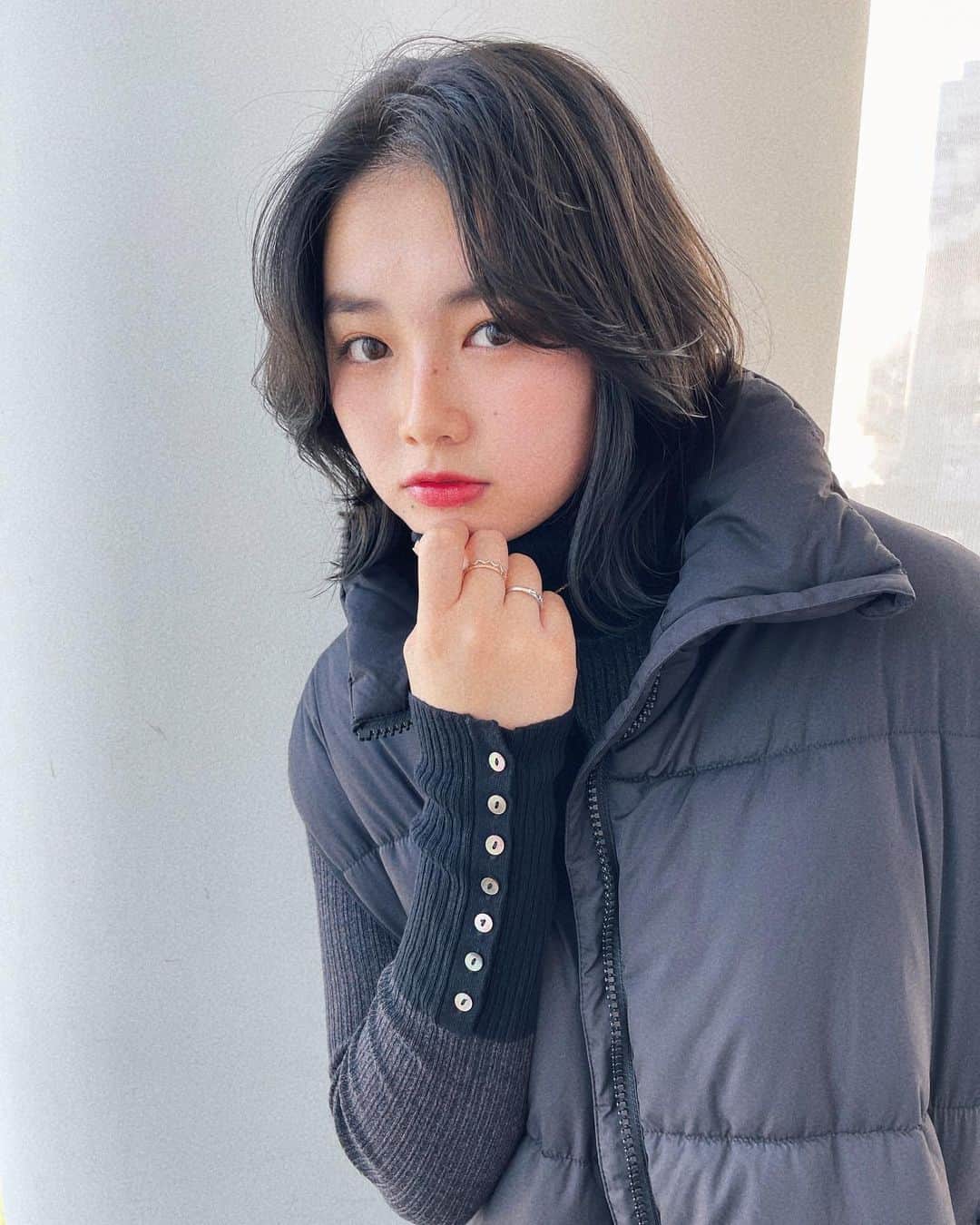 箭内夢菜のインスタグラム：「溝口さんにカラーと少しカット して頂きましたー🤓  いろんな方から、髪の毛褒められて嬉しすぎますお気に入りです☺️ ありがとうございました~   #zacc」