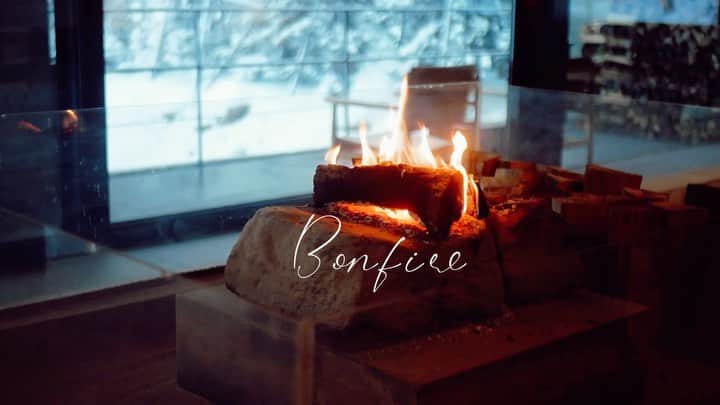 のインスタグラム：「cozy place… 焚き火と雪景色🔥❄️  優しい暖かさに 薪の焼ける素敵な音色。  癒される空間😌  📍坐忘林　Hokkaido   雪景色と源泉掛け流しの石風呂♨️❄️ 自然の中は美しく癒される。  北キツネにも会いました🦊  坐忘林　ニセコ 〒北海道 虻田郡倶知安町 花園76-4  ✴︎✴︎✴︎✴︎✴︎✴︎✴︎✴︎✴︎✴︎✴︎✴︎✴︎✴︎✴︎✴︎✴︎✴︎✴︎✴︎✴︎✴︎✴︎✴︎✴︎ #hokkaido #hotsprings #snow #niseko #beautiful #view #japan #trip #winter #坐忘林 #雪景色 #露天風呂 #北海道 #ニセコ #冬 #景色 #癒し #美しい #video #動画 #客室露天風呂 #温泉 #四季  #源泉 #源泉掛け流し #温泉好きな人と繋がりたい #温泉旅館 #温泉好き#bonfire #焚き火」