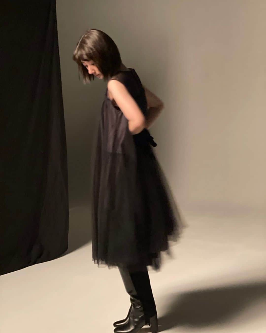 波瑠のインスタグラム：「Harper's BAZAAR FOXEY webに登場しております。」