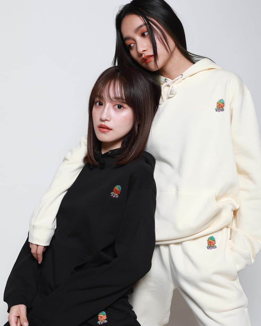 武田あやなのインスタグラム：「. 撮影楽しかったな📸 通販で販売中なのでぜひ！ 最後の写真はロゴのモデルになった福🐶 ちなみに洋服はユニセックスです🥺 ペット用のお洋服もあります✌️ . . . . . . . . . #3pm #アパレルブランド #カジュアルスタイル #ポートレート写真  #スウェットコーデ #パーカーコーデ  #セットアップ #ユニセックス #ペアルック  #ストリート #ストダン #ストジョ  #ゆるコーデ #ゆるだぼ #撮影モデル  #アパレル撮影 #ファッション通販 #撮影データ #ペット服 #モードストリート #黒髪  #streetwear #sweaterset #hoodiestyle」
