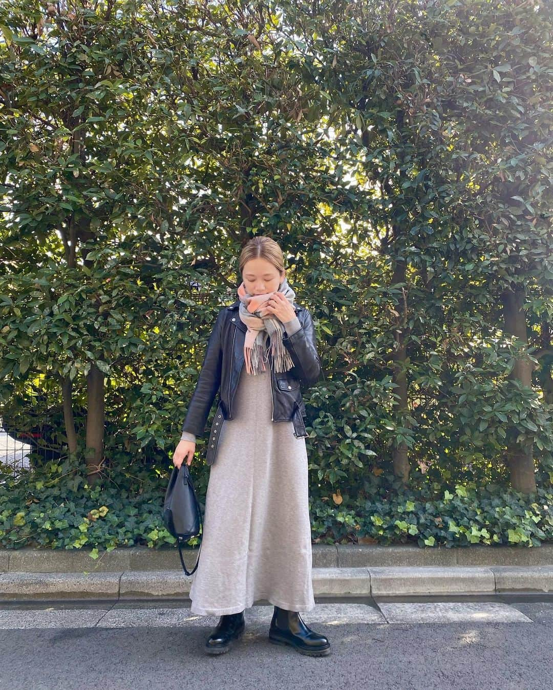 高山直子さんのインスタグラム写真 - (高山直子Instagram)「👱🏻‍♀️🧣✨ とろみのあるカシミヤストールは冬服のポイントになるように柔らかいチェックにしました💓 @leverrier___official 絶妙なカラーが合わせやすくてこの冬ヘビロテ間違いなし◎ 試験鑑定済みのカシミヤ100%&イギリス式の採用で薄くて温かいので持ち歩きにも便利✨！ ライダースとの相性最高だよね🤤  #leverrier#カシミアストール#ストール #ストールコーデ#PR」11月26日 12時08分 - nao_70koro