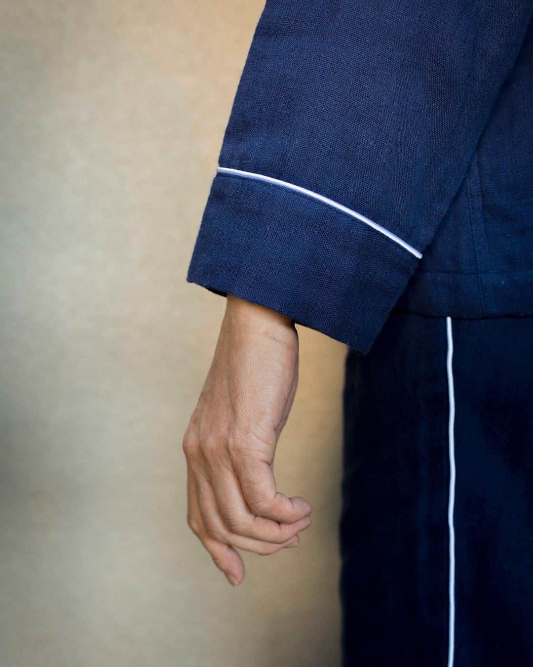 bodcoのインスタグラム：「The trousers keep their roomy cut but are straightened for a smarter finish. The new piping details echo quintessential bedding embellishments and add a sharp accent to the garment’s line. #homeessentials #purecomfort #breathe #pajama #ボッコ」