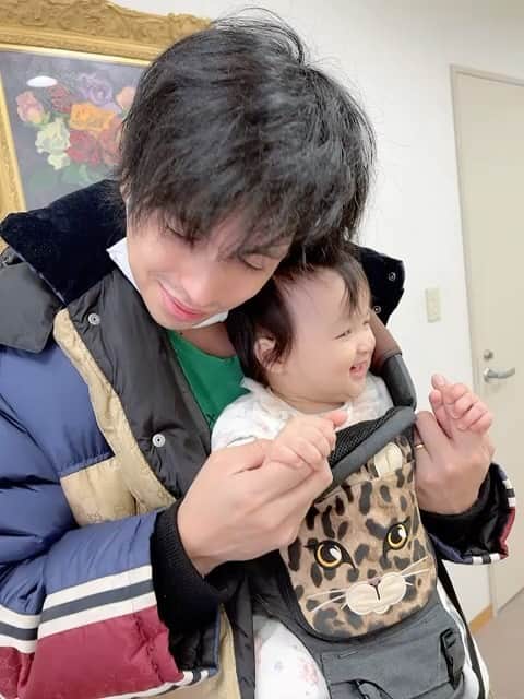 アレクサンダーのインスタグラム：「すりすり❤️ 美人ちゃんとスリスリタイム❤️ うん❤️とろけるぜ❤️ 美人ちゃん🥰😍😘😘😘😍😍😘」