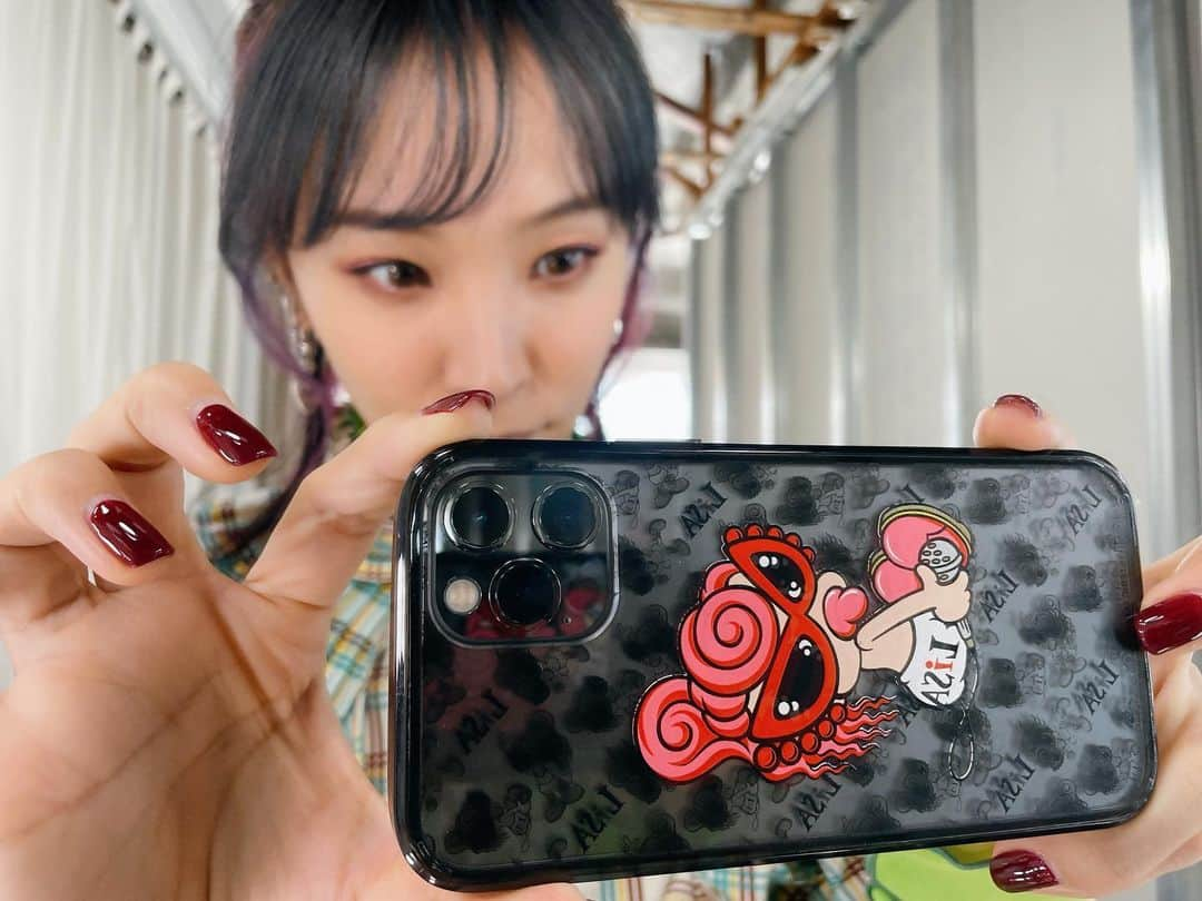 LiSAさんのインスタグラム写真 - (LiSAInstagram)「iPhoneケースは半透明なので、中に端末の色もステッカー貼ってもみえます📱🍦ダブルで楽しめる😏  RT LiSAとHysteric Miniのコラボレーションキャラクター「LiSAMiNI」。  今回は第三弾グッズのWeb販売が決定いたしました！ 11/29(月)12:00よりROCKET-EXPRESSにて販売開始いたします。 この機会にぜひチェックしてください☆  【ROCKET-EXPRESS】 rocket-exp.com/lisa/」11月26日 13時01分 - xlisa_olivex