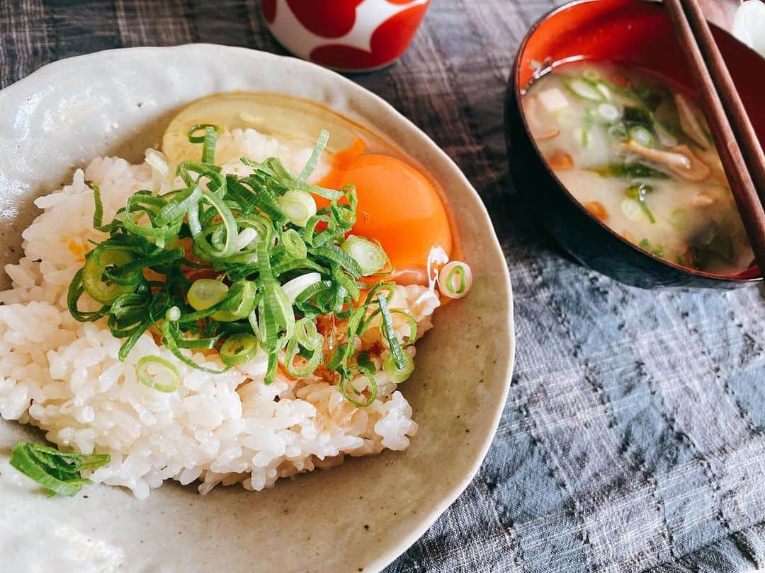 坪井保菜美のインスタグラム：「こういうご飯がいっちばん好き  でも焼肉・餃子・鮎・鰻も好き。  #幸せの食卓部 #健康食  #たまご #梅干し #笑」