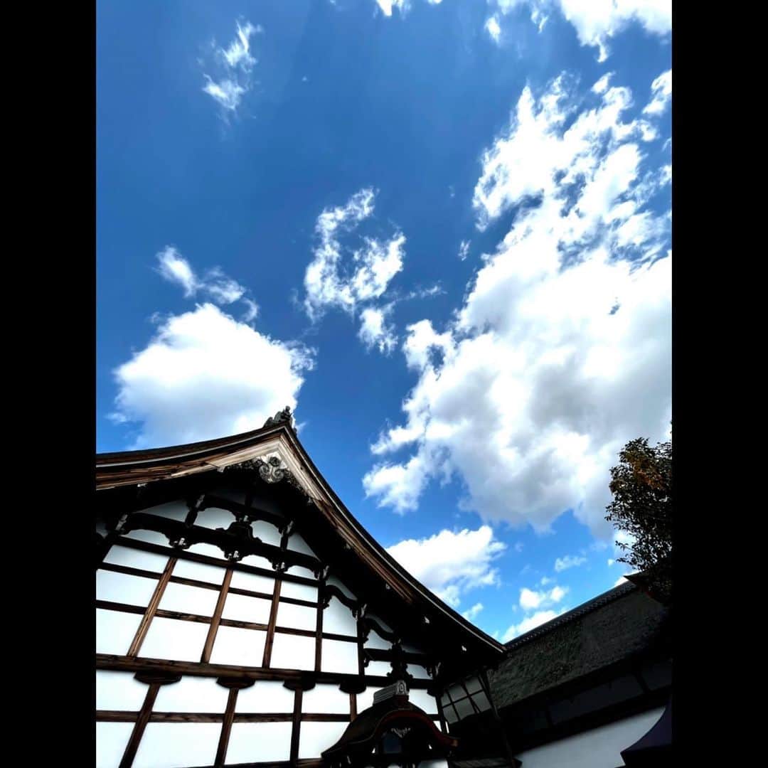 木村拓哉さんのインスタグラム写真 - (木村拓哉Instagram)「⁡ ⁡ ⁡ 「本日も、刺激的なシーンを撮影させていただいております‼︎ それにしても、重要文化財の中で撮影出来るなんて本当にありがたい事です！ 感謝‼︎」 ⁡ STAYSAFE! ⁡ 拓哉 #木村拓哉#TakuyaKimura」11月26日 13時09分 - takuya.kimura_tak