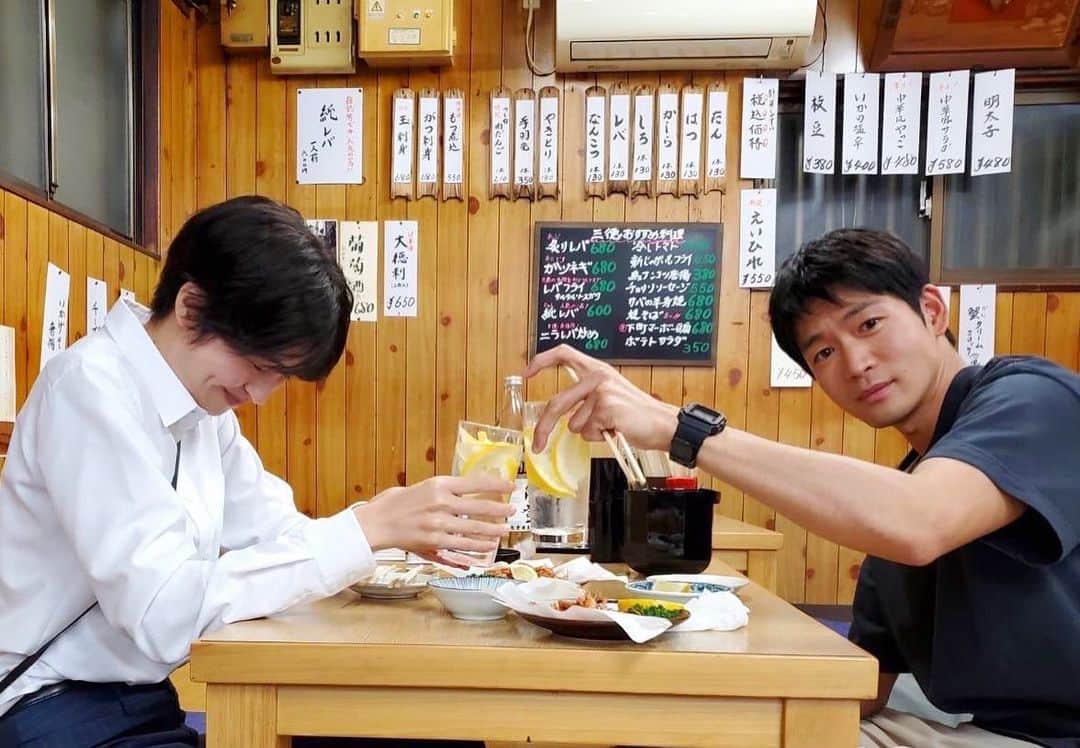最愛のインスタグラム：「先輩後輩感溢れる1枚！  レモンサワー好きやよ🍋💓  #最愛ドラマ #tbs #松下洸平 #佐久間由衣 #ハンドクリームコンビ #第7話今夜10時」