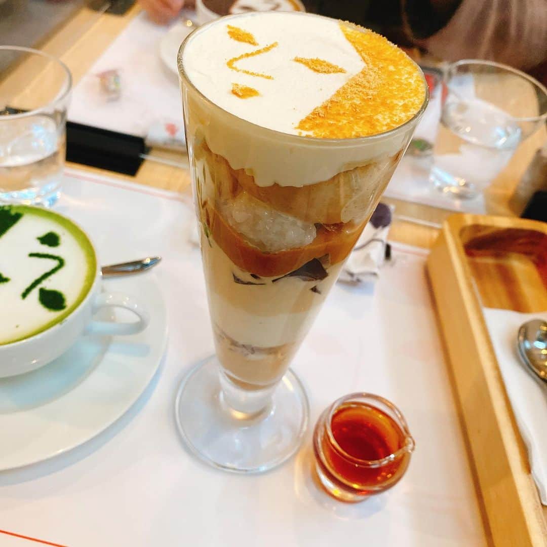 大山実玖里さんのインスタグラム写真 - (大山実玖里Instagram)「京都で食べたものたち☺️🍴✨  行ってみたかったよーじやカフェ行けた💕 かわいい！！あぶらとり紙で有名なお店♪ きなこのパフェ食べたんだけど、中にもち米？みたいなの入っててめっちゃ和で美味しかった！！( ´꒳` )  あと京都行くときいつも食べてる湯葉チーズ！手がべとべとなるから食べる方は気をつけてね笑 このあとすぐに生麩チーズも食べた笑 似てる😂 私生麩めっちゃ好き〜 もちもちもちして美味しい⁽ ´꒳`⁾  夜は湯葉うどん食べたよ◥█̆̈◤࿉∥ セットのお豆腐が美味しかった‪⸜♡⸝‍‬  ご飯いっぱい食べれて幸せだった〜 また京都行きたいなっ。   #よーじやカフェ  #湯葉  #湯葉チーズ  #生麩  #京都 #京都グルメ  #京都カフェ #京都スイーツ」11月26日 13時50分 - mikuri_oyama
