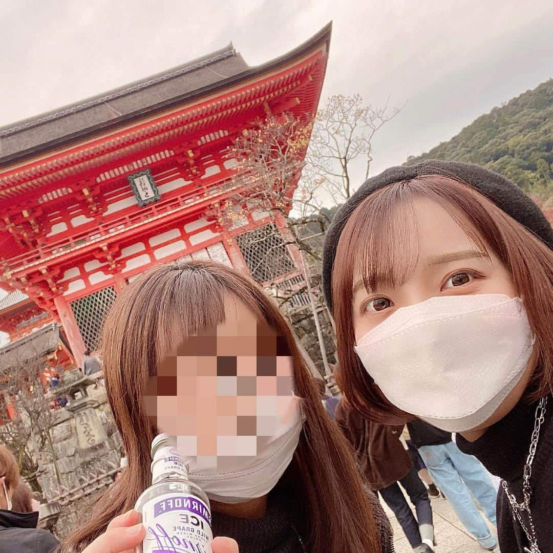 まみむめもちおのインスタグラム：「京都楽しかった祭り開催中⺣̤̬︎︎ 顔丸すぎ太り過ぎてる😂😂  . .  #京都観光  #清水寺  #紅葉  #🍁 #縁切り神社  #行ってきた #おみくじ  #いい事  #書いてあったから  #期待値  #高い  #てか  #京都駅  #カブ  #大量 #しかも  #でかい  #幸せになりたい  #😂」