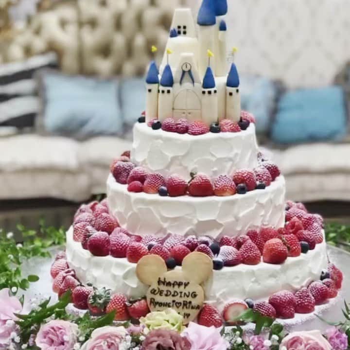 ローズガーデン|福井|結婚式場＆イベントのインスタグラム：「お城のケーキ❤︎   * ■Produced by @rosegarden_royalgrace_planners ［ローズガーデン/ロイヤルグレース大聖堂* 福井ゲストハウスウェディング= ---ROSEGARDEN------------------ [ローズHP]http://m-rosegarden.jp/ [ロイヤルHP]http://royalgrace.jp/ [TEL]0776-57-8000 [OPEN]AM10-PM8 -------------------------------  * * ■Wedding professional partners @kouzaburou.wedding @kouzaburou_tsuruga @kimono_kouzaburou @beauty_factory1088 @visual_factory_intl @rose_rosa_flowers @leaf_terrace_fukui_rosegarden * ■Sister stores @rosegarden_royalgrace_wedding @ristoranteattimo   #ウェディングケーキ #ケーキ #シンデレラ城」