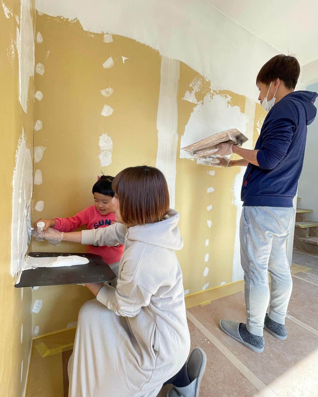 大倉ホーム/暮らしのステーションのインスタグラム：「先日は家族みんなで壁塗り大会🌈 スタッフも一緒に施工させていただきました。 一人じゃ出来ない住まいづくり みんなで力を合わせて素敵なしっくい壁が出来上がりました。🎉 最後は手形をつけて。 12月引き渡しまでもうすこし 完成写真もお楽しみに🎨 =======================  子育て世代のご家族に大人気！ 「ソラマドの家」モデルハウス公開中♫ 🔸場所/暮らしのステーション 「 ソラマドの家モデルハウス」 🔸住所/ 島根県出雲市斐川町富村167-4.  感染症対策の為、予約制としております。 事前のご予約にご協力お願いいたします。 . ▽▽▽来場予約はコチラまで▽▽▽🏕 @soramado_san_in_reserve . ▽▽▽お電話でのご予約はコチラまで🦤🌟 出雲モデル---✈︎TEL 0853-25-8500  ＜定休日＞隔週火曜日、水曜日  ー✳︎ー✳︎ー✳︎ー✳︎ー✳︎ー . ソラマドの家米子店 . 🔸住所/鳥取県米子市両三柳1700 🔸営業時間/8:30～17:30 . ▽▽▽来店予約はコチラまで▽▽▽🏡 @soramado_san_in_reserve . - ▽▽▽お電話でのご予約はコチラまで🦜🌟 米子店---✈︎TEL：0859-30-4777 . ＜定休日＞隔週火曜日、水曜日 . ▪ お客様へのお願い🌈 ・ご来店の際は、マスクの着用をお願いいたします。 ・消毒スプレーでの除菌にご協力お願いいたします。   ー✳︎ー✳︎ー✳︎ー✳︎ー✳︎ー . #soramadoの家 #ソラマド#ソラマドの家#大倉ホーム #暮らしのステーション#平屋の家#暮らしの記録 #中庭のある家 #homedecor #homeinterior  #interiordesign#home #photography #courtyards #kitchendesign#architecture#house #interiordesign #自然素材#漆喰 #安来市 #設計事務所 #米子市#施工実例#土間のある暮らし#境港市  #出雲市#松江市#壁塗り」