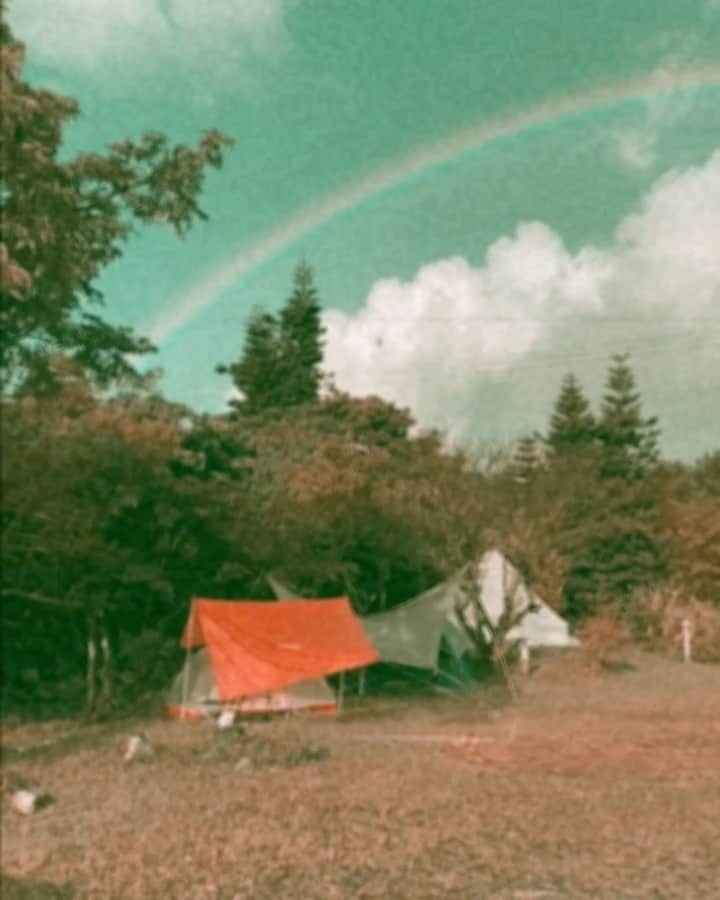 MARIA FUJIOKAのインスタグラム：「完全におときばなしの中やった🦜♡嵐の後の🌈  うちのテントの中に子供達避難してて、キッズルームになっててめっちゃはしゃいでて可愛かった🤣♡」