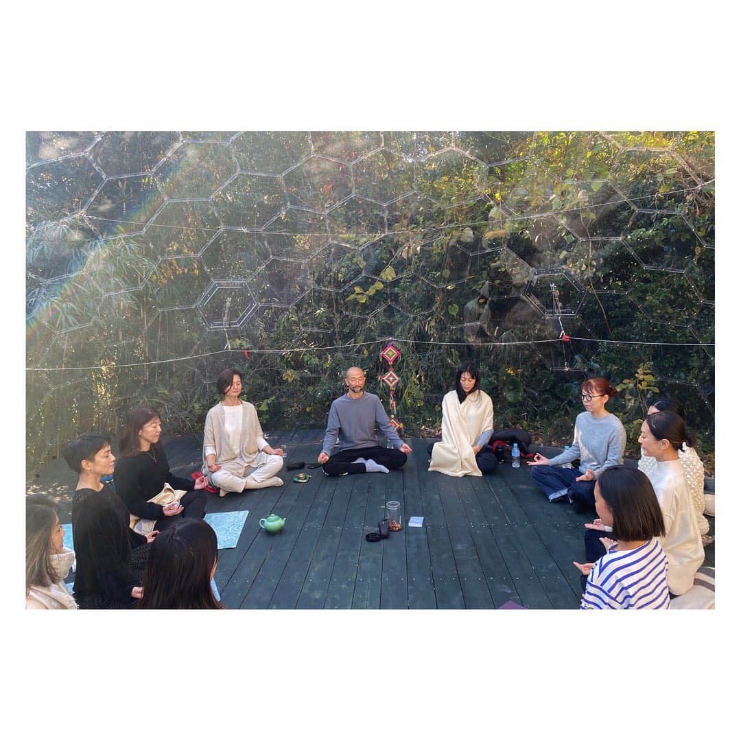 藤代冥砂さんのインスタグラム写真 - (藤代冥砂Instagram)「今日は瞑想インストラクター。 懐かしの葉山にて。 透明ドーム内の音の反響が素晴らしく、10名の女子によるOMチャンティングに感動。これは定例化したい。 ランチのヴィーガンブッダボウルとアサイーも美味しかった。 ご参加してくださった葉山の皆さん、ありがとうございました😊  #葉山　#瞑想　#瞑想会　#ブッダボウル　#アサイー　#om  #omchanting」11月26日 15時50分 - meisafujishiro