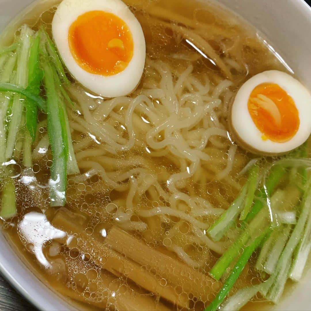 板垣あずさのインスタグラム：「王子と半分こしました🤣  #佐野ラーメン 美味すぎ😭 #あっさり」