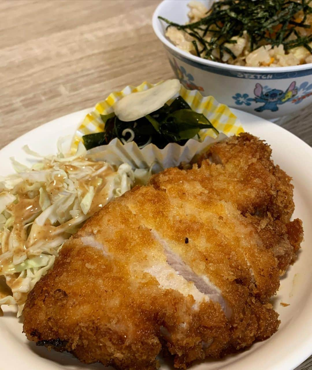 板垣あずさのインスタグラム：「王子飯定食✌️  #厚切りトンカツ #なめこ炊き込みご飯  カツは 小麦粉→おからパウダー パン粉→低糖質 で作ってるので カロリーゼロ✌️ #カロリーゼロ理論」