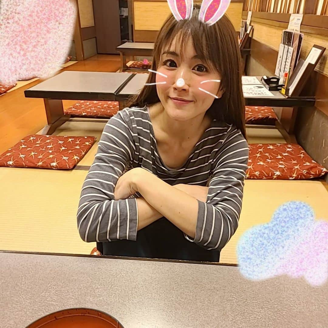 ようこさんのインスタグラム写真 - (ようこInstagram)「妹がご飯たくさん付き合ってくれます😋 １人だとプロテインでいいやぁーってなってしまうのでありがたいです😃 身の回りの事も手伝ってもらってるので体力回復も早いです✨ 感謝❤️  顔が疲れてるのでうさぎ🐰スタンプで誤魔化しました✨ 外出したら休むようにしないとだ～めね😉  日曜日から気温がまた下がるみたいです💨💨 ヒートテック二枚重ねします🔥🔥  #綺麗になりたい #セクシー⁡ #sexy⁡ #笑顔⁡ #ダイエット #美容好き #痩せたい⁡ #diet⁡ #美容⁡ #美容好きな人と繋がりたい #お尻⁡ #尻⁡ #hip⁡ #インフルエンサー⁡ #体質改善⁡ #便秘⁡ #筋トレ⁡ #プロテイン #トレーニング #トレーニングウェア #ジムウェア」11月26日 16時09分 - 0606yoko