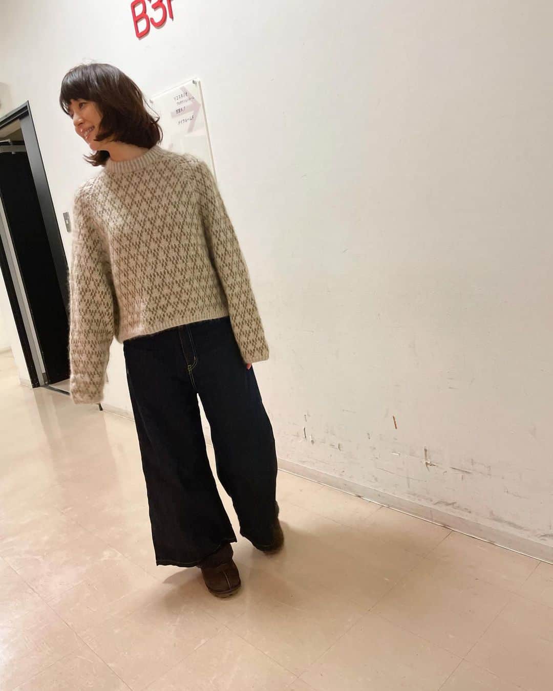 石田ゆり子さんのインスタグラム写真 - (石田ゆり子Instagram)「ヘアメイクのまっちゃんが また素敵なセーターを着ていたので着せてもらった。 自分で編んだなんて信じられないすごいなぁ👏🏻👏🏻👏🏻😍」11月26日 16時28分 - yuriyuri1003