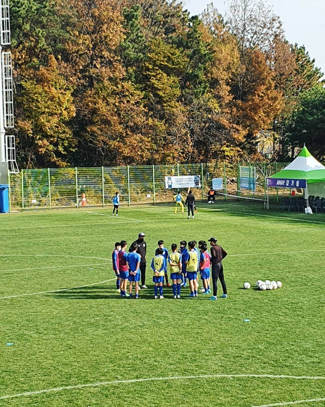 阿部美穂子さんのインスタグラム写真 - (阿部美穂子Instagram)「⚽️ 大会を終えた息子達👏👏 帰宅後は4度の洗濯🤣👕👖☀ 韓国のこの洗濯干しが  今や生活に欠かせない必須アイテム 本当に便利なのです💓👍💓 축구대회 끝나면  세탁기가 아주바쁘죠ㅎ 한국에와서 반했던 것중 하나가  빨래건조대~~너무 좋아요💗 #小6#中3#サッカー#大会 #おつかれさま#🔥#대빨래 후 보는 풍경을 좋아함#정말#수고했어 #goodjob」11月26日 16時30分 - miiko904