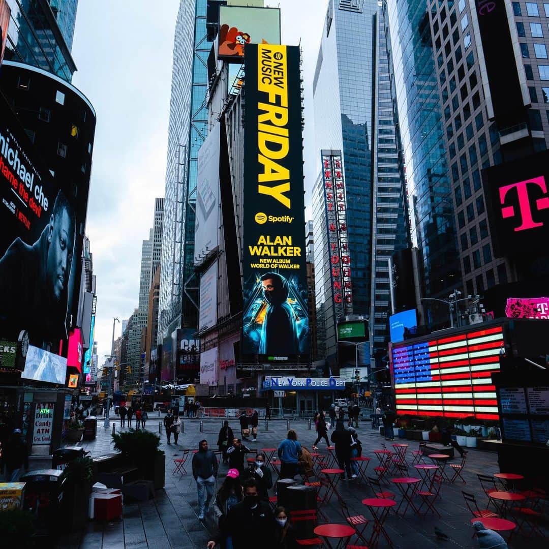 アラン・ウォーカーのインスタグラム：「feels so surreal to experience all of this 🤯 I wanna give a special thanks to @spotify for the support and the Walkers who joined the enhanced album and helped narrate the World of Walker 🥔 #worldofwalker」