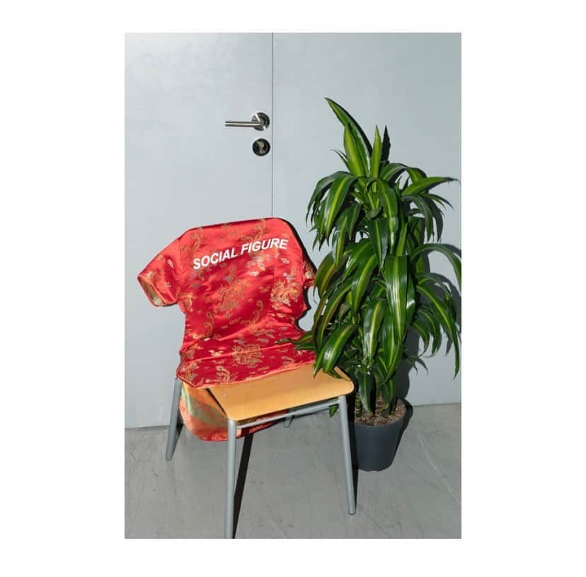 アンドレアクルーズのインスタグラム：「R/ est une marque de vêtements upcycles. créé par LE RELAIS que nous accompagnons dans leur lancement. Retrouvez les designs iconiques de ANDREA CREWS sûr dès pièces uniques, vintage et retravaillées à la main par l’équipe de @upcycle_r_ Le jeudi 2 décembre nous lançons un premier drop de 150 pièces dans leur boutique solidaire DING FRING , 340 avenue dès Pyrénées 75020! Venez nombreux soutenir cette action écologique et sociale ! Venez vous acheter une pièce unique ou venez pour offrir une pièce unique à quelqu’un de bien ! Toutes l’es pièces sont à moins de 100 euros !」