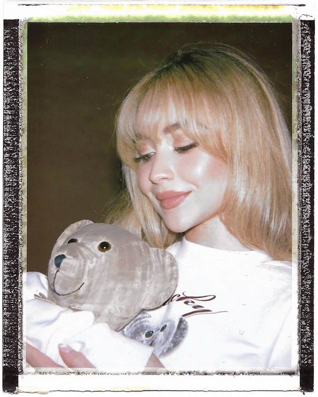 サブリナ・カーペンターのインスタグラム：「lucky collection is live now x 🧸  as not everyone is so lucky especially around the holidays, a donation will automatically be made with each purchase to @godslovenyc who cooks and home-delivers nutritious, medically tailored meals for people too sick to shop or cook for themselves + their families/ caregivers ♡  link in bio」