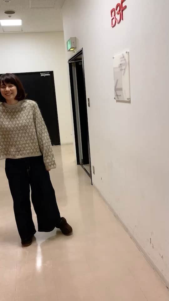 石田ゆり子のインスタグラム：「動画です。 みんなの声が😂 ニット🧶って本当に好きです。 #編み物をしたい🧶」
