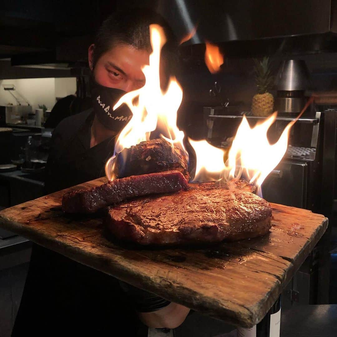 千秋さんのインスタグラム写真 - (千秋Instagram)「究極の焼肉屋さん🥩✨ こんなに大きなお肉とこの量のウニとこの大きな白トリュフを今夜のうちに食べちゃうという豪快さ。 久しぶりの @wagyumafia_butcher この宮崎牛の餃子はハンバーグが入ってるみたい、残った麺には白トリュフ全部かけ、メイクイーンも初めての焼パインも甘い🥔🍍 今年の白トリュフはいつもより貴重だそう。うにもこれから5年くらい食べられなくなる可能性も。  焼肉屋さんに詳しいよって方、東京グルメに目がないよって方、まずは #wagyumafia 系列は絶対だよね、そうだよね😋  美味しいものは食べられる時に食べないといけない。 ここ最近また太ってきた気がするけど気にしてたまるか。  #wagyumafia #wagyumafiabutcherskitchen #千秋焼肉 #西麻布」11月26日 18時56分 - chiaki77777