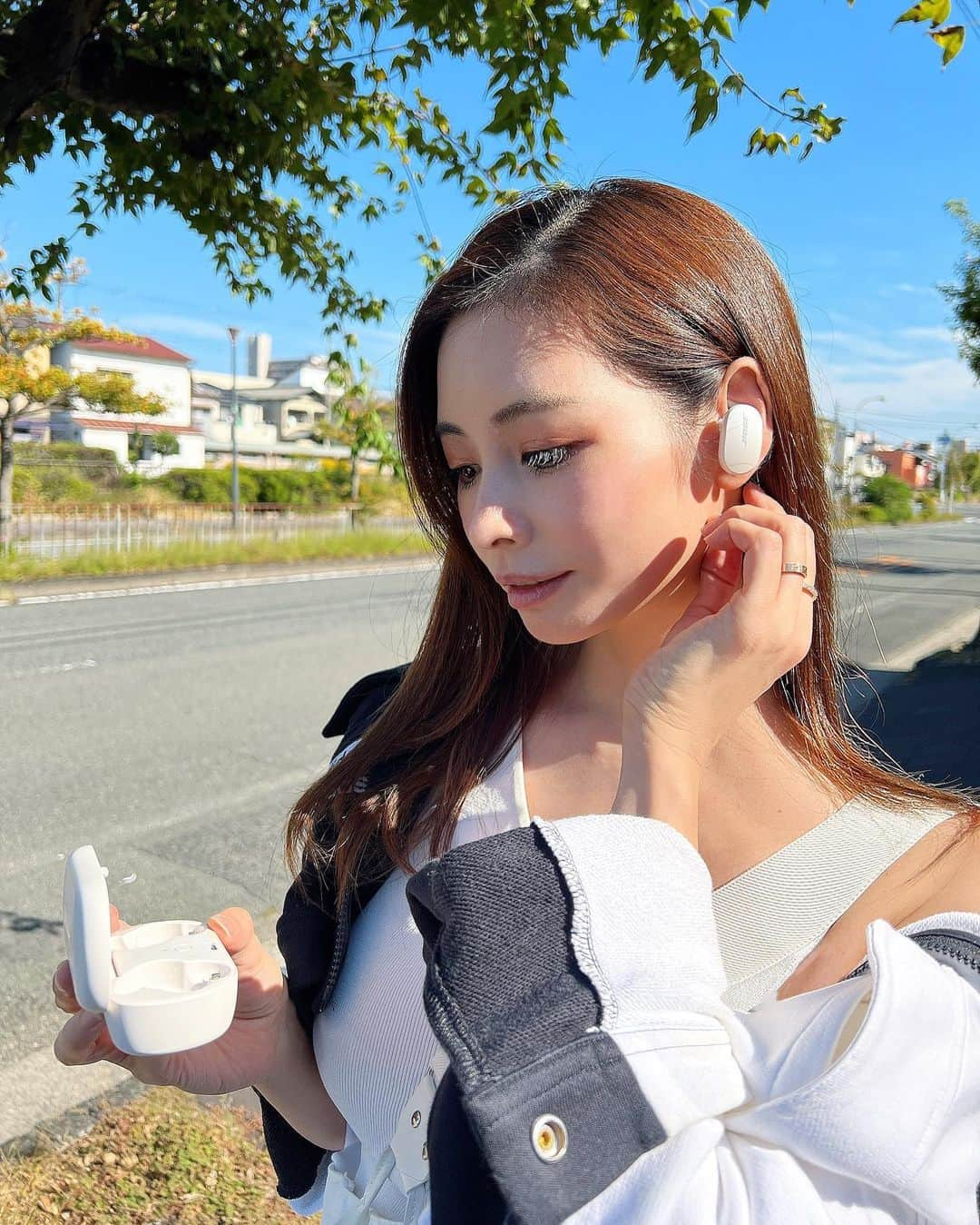 得あゆさんのインスタグラム写真 - (得あゆInstagram)「すごいイヤホンに出会った🤍 Bose QuietComfort® Earbuds🤍  まず、見た目もかっこいい可愛い🤍← 何より聴き心地は本当にっっっ！！！ 世界最高レベルの《ノイズキャンセリング 》❤️‍🔥 @bose ならではのクオリティサウンド 🥲❤️‍🔥 外でも室内でも、子育ての合間に どんな所でも音楽を楽しめる❤️‍🔥最強アイテム  一回騙されたと思ってみんなにこれで 音楽聴いてみてほしいいいい🤣❤️‍🔥 笑  着け心地も普通のイヤホンよりも外れにくいし、 痛くならない快適な装着感だよー🤍 ・ ・ ・ ・ ・ ・ ・ #BoseEarbuds#RuleTheQuiet#BoseAmbassador #ボーズ #ワイヤレスイヤホン#PaidpartnershipwithBose #日常#音楽#イヤホン#ノイズキャンセリング#子育てママ#ストレス発散#おすすめアイテム」11月26日 18時54分 - tokuayu819