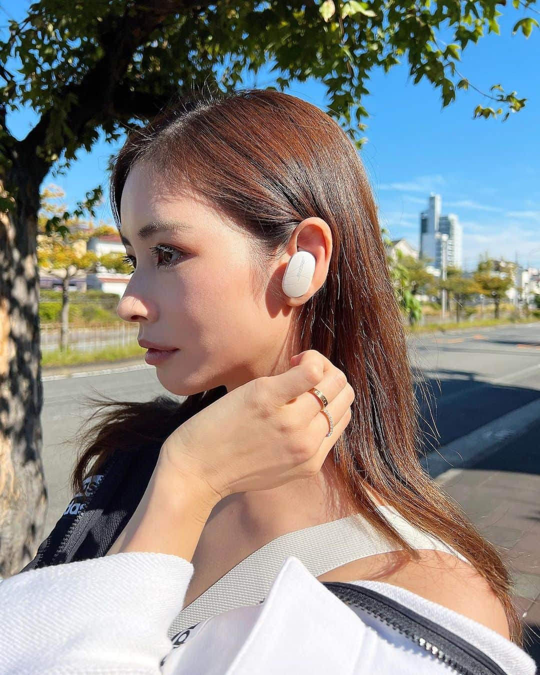 得あゆさんのインスタグラム写真 - (得あゆInstagram)「すごいイヤホンに出会った🤍 Bose QuietComfort® Earbuds🤍  まず、見た目もかっこいい可愛い🤍← 何より聴き心地は本当にっっっ！！！ 世界最高レベルの《ノイズキャンセリング 》❤️‍🔥 @bose ならではのクオリティサウンド 🥲❤️‍🔥 外でも室内でも、子育ての合間に どんな所でも音楽を楽しめる❤️‍🔥最強アイテム  一回騙されたと思ってみんなにこれで 音楽聴いてみてほしいいいい🤣❤️‍🔥 笑  着け心地も普通のイヤホンよりも外れにくいし、 痛くならない快適な装着感だよー🤍 ・ ・ ・ ・ ・ ・ ・ #BoseEarbuds#RuleTheQuiet#BoseAmbassador #ボーズ #ワイヤレスイヤホン#PaidpartnershipwithBose #日常#音楽#イヤホン#ノイズキャンセリング#子育てママ#ストレス発散#おすすめアイテム」11月26日 18時54分 - tokuayu819