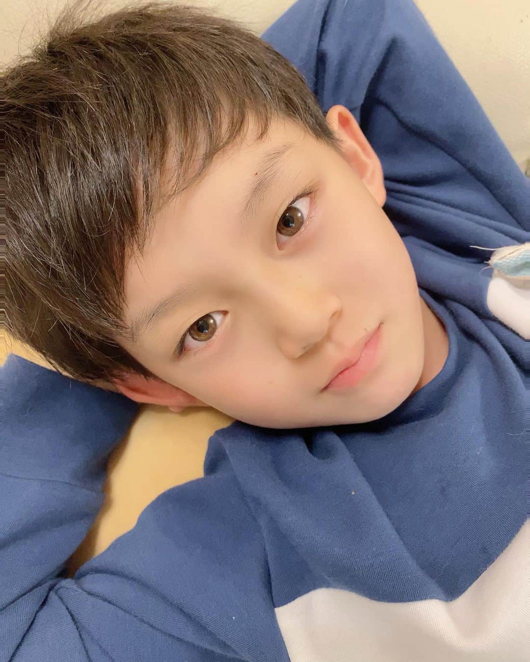 ブラザー4チャンネルのインスタグラム：「早くお風呂に入ったあっくんがずっと見つめてくる・・・ ⁡ 『今日は隣りで一緒に寝ようね…』 ⁡ 今日は誰が隣りで寝るか、毎晩取り合いになるので、先手を打ってきたあっくん ⁡ 子どもたちの間に寝ると左右から裏拳＆キックが飛んでくるので、なかなか私は間に寝れず…w ⁡ 寝相が良くなる方法ってなんだろう？😅 ⁡ #brother4 #YouTuber #ママの悩み #子供の寝相ハンパない   ⁡」