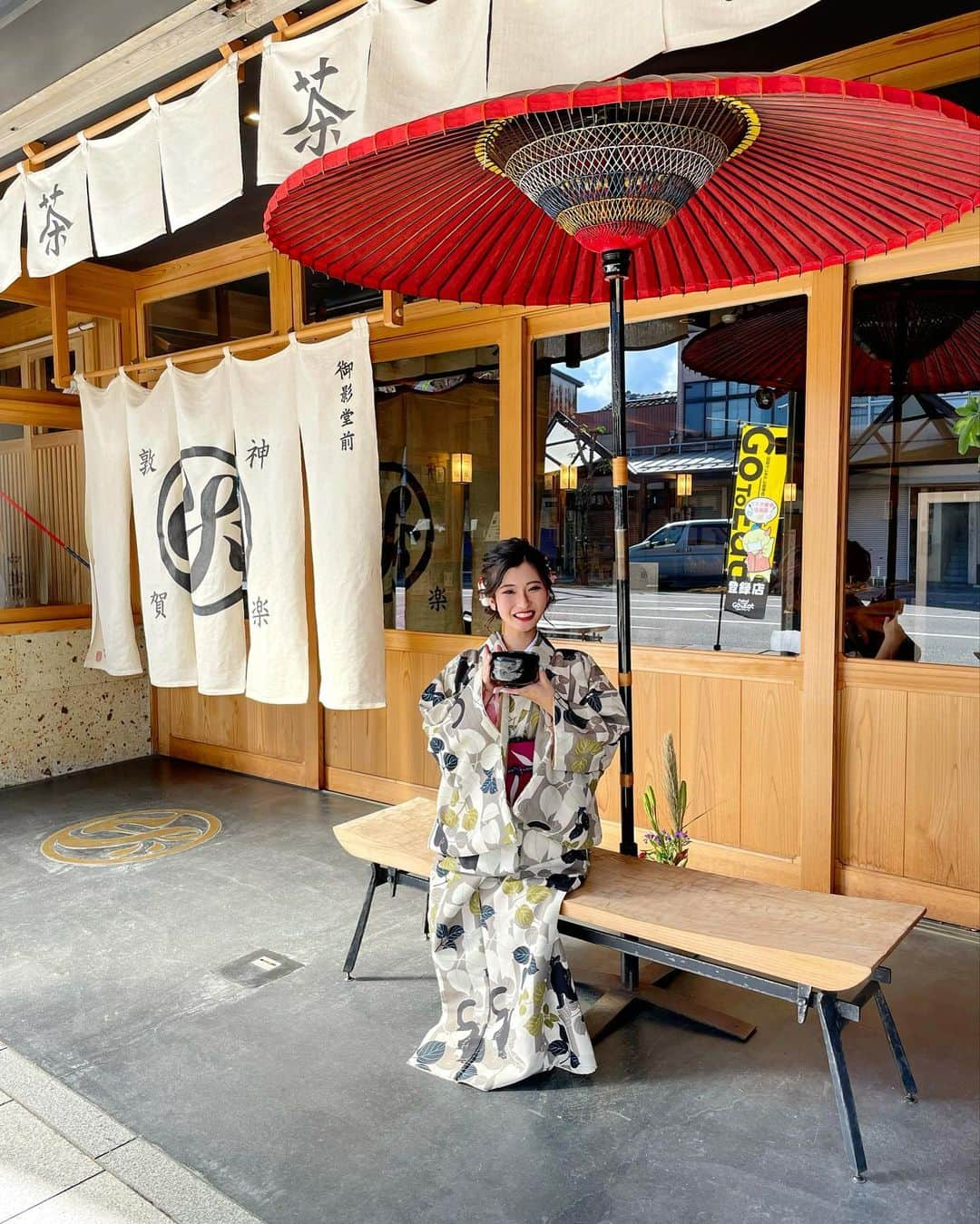 葦原海さんのインスタグラム写真 - (葦原海Instagram)「#福井 \\ レトロな街並みには渋め和装👘🍂 //   👘 @kimonoannago  🍵 @nakamichi_genzo_chaho      この前、福井県の敦賀市に行った時の レンタル着物とヘアセットのこだわり🤍   ⚫︎着物のポイント 敦賀の街並み的に華やかよりは渋めがしっくりきたのと、気比神宮の鳥居の色と被らないように赤系を避けてチョイス。 渋めの色合いなのに、柄は黒猫🐈‍⬛がいたり 現代風なデザインで可愛いよ😍💕 もちろん華やか系の着物もあって種類豊富！     ⚫︎ヘアセットのポイント 可愛いすぎず、綺麗すぎず！という 絶妙なスタイルで、まとめ髪だけど、 きっちりしすぎず、ルーズ感を出しているよ！ トップはフワッとしたい！っていつもヘアメイクさんに言ってるよ〜☺️ 腰まであるスーパーロングヘアを 綺麗に可愛くまとめてもらえた💓   hair make： @shiga._.arrange      📷⇨2021年10月中旬   【詳細】 👘火曜・水曜定休 🍵月曜定休   💰予算 👘女性︎着物レンタル着付け/ 5,500円〜 🍵600円〜 ※ヘアメイクは別途手配してます。   🚃最寄駅 JR「敦賀駅」より徒歩15分 🚗着物屋さんは駐車場有     ♿︎❤︎レポ 入り口小さい段差あり、店内フラット。 詳しくはYouTube動画で様子が伝わるかなと。   . . . #福井旅行 #敦賀 #着物レンタル  #国内旅行 #日本旅行 #車椅子  #カフェ巡り #抹茶 #スイーツ部」11月26日 19時11分 - myu_ashihara