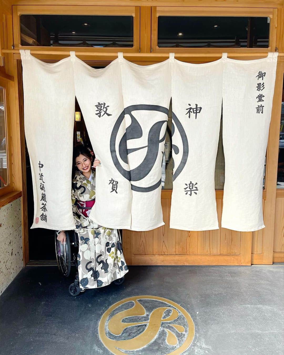 葦原海さんのインスタグラム写真 - (葦原海Instagram)「#福井 \\ レトロな街並みには渋め和装👘🍂 //   👘 @kimonoannago  🍵 @nakamichi_genzo_chaho      この前、福井県の敦賀市に行った時の レンタル着物とヘアセットのこだわり🤍   ⚫︎着物のポイント 敦賀の街並み的に華やかよりは渋めがしっくりきたのと、気比神宮の鳥居の色と被らないように赤系を避けてチョイス。 渋めの色合いなのに、柄は黒猫🐈‍⬛がいたり 現代風なデザインで可愛いよ😍💕 もちろん華やか系の着物もあって種類豊富！     ⚫︎ヘアセットのポイント 可愛いすぎず、綺麗すぎず！という 絶妙なスタイルで、まとめ髪だけど、 きっちりしすぎず、ルーズ感を出しているよ！ トップはフワッとしたい！っていつもヘアメイクさんに言ってるよ〜☺️ 腰まであるスーパーロングヘアを 綺麗に可愛くまとめてもらえた💓   hair make： @shiga._.arrange      📷⇨2021年10月中旬   【詳細】 👘火曜・水曜定休 🍵月曜定休   💰予算 👘女性︎着物レンタル着付け/ 5,500円〜 🍵600円〜 ※ヘアメイクは別途手配してます。   🚃最寄駅 JR「敦賀駅」より徒歩15分 🚗着物屋さんは駐車場有     ♿︎❤︎レポ 入り口小さい段差あり、店内フラット。 詳しくはYouTube動画で様子が伝わるかなと。   . . . #福井旅行 #敦賀 #着物レンタル  #国内旅行 #日本旅行 #車椅子  #カフェ巡り #抹茶 #スイーツ部」11月26日 19時11分 - myu_ashihara