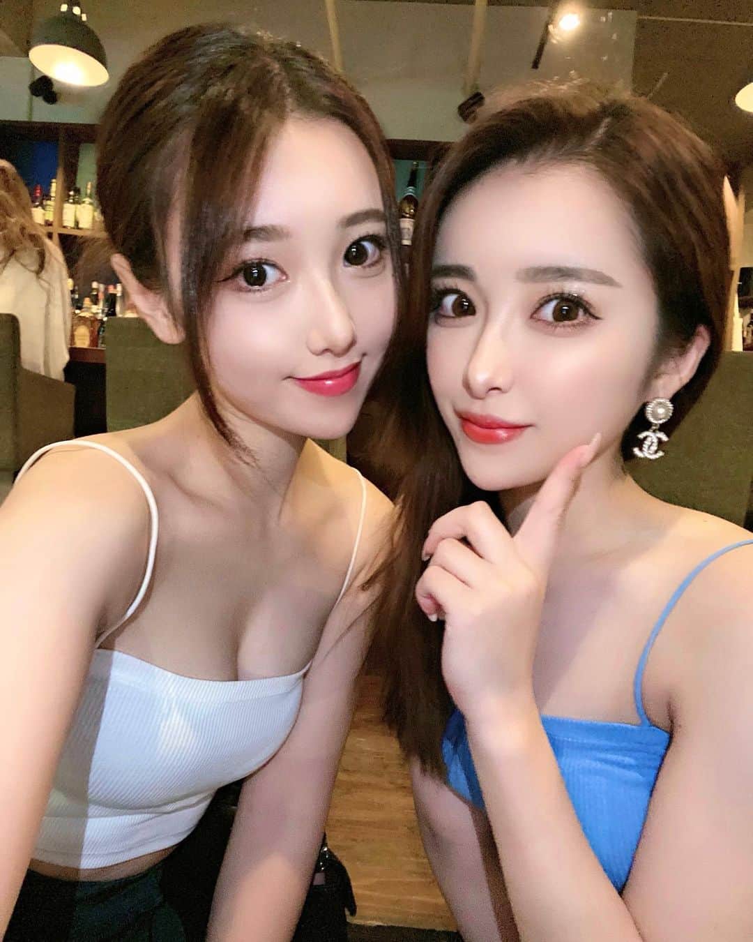 MIYUのインスタグラム：「マブ‪‪·͜· 💛  遊びすぎて毎回写真全然撮ってない笑 いつもほぼ変顔ばっかやし 初めてのまともなツーショット👩🏻‍❤️‍💋‍👩🏻  また来年も行こうね💋🥺  (👼🏻 @otsuki_yuka )」